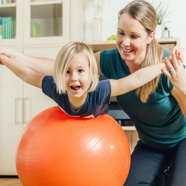 Kind fliegt auf Ball mit Verena