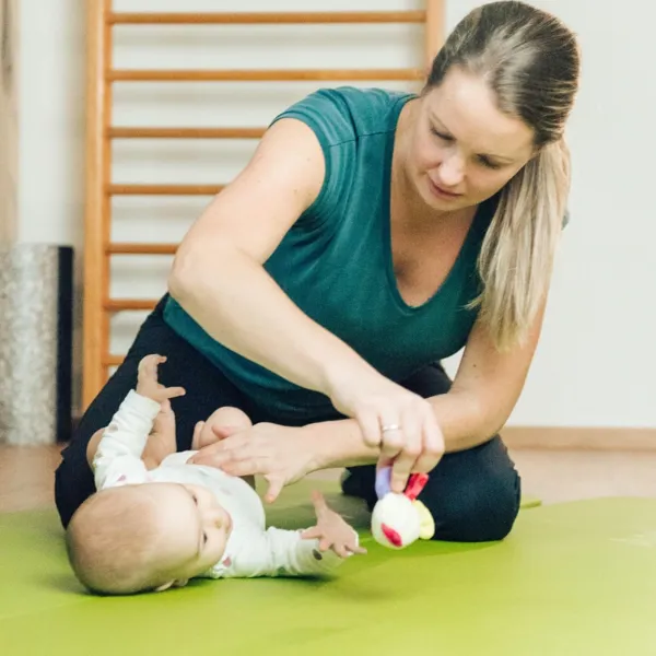 Koordinationsübung von Verena mit Baby