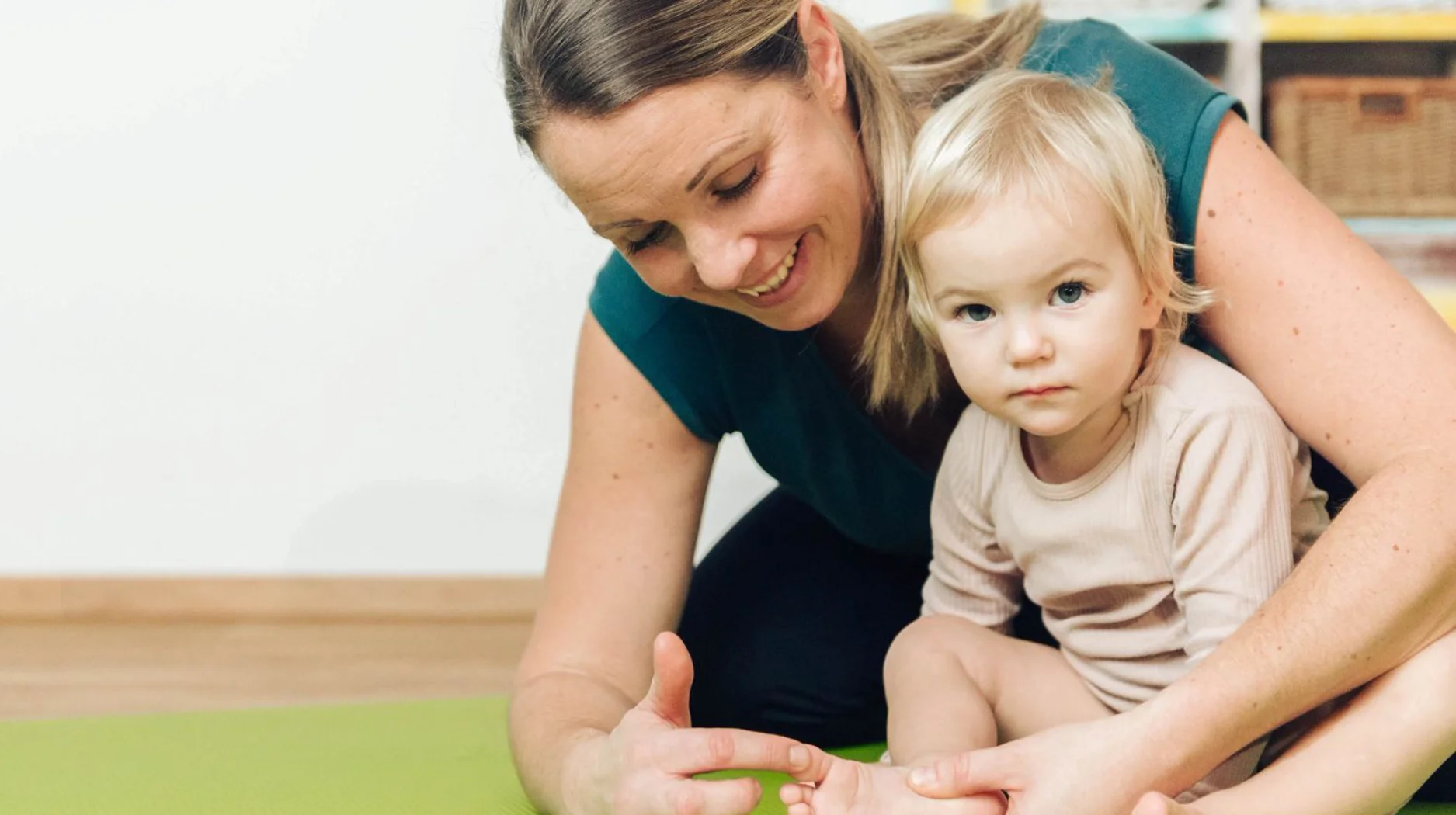 Verena mit Kind bei Reizübungen