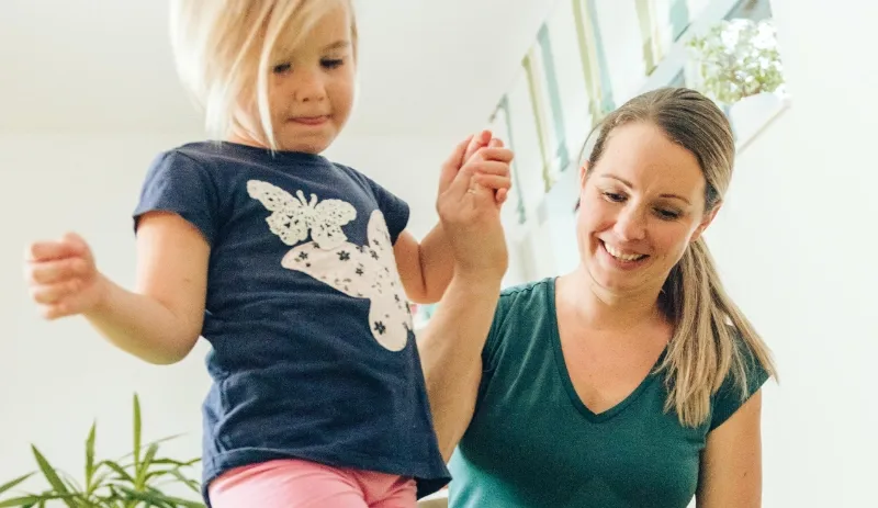 Verena hilft Kind beim Balancieren