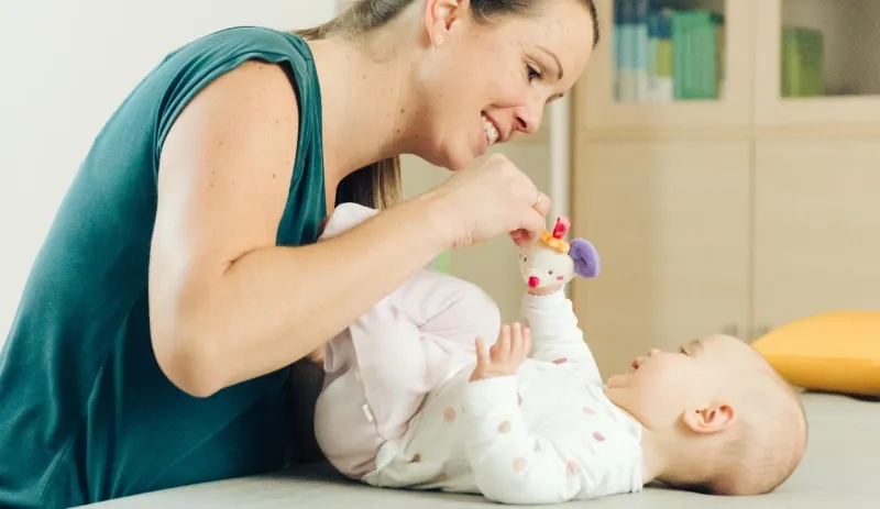 Verena Voigt spielt mit Baby